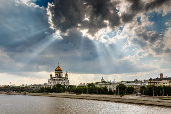 Słońce świeci przez Sobór Chrystusa Zbawiciela w Moskwie, russ — Zdjęcie stockowe