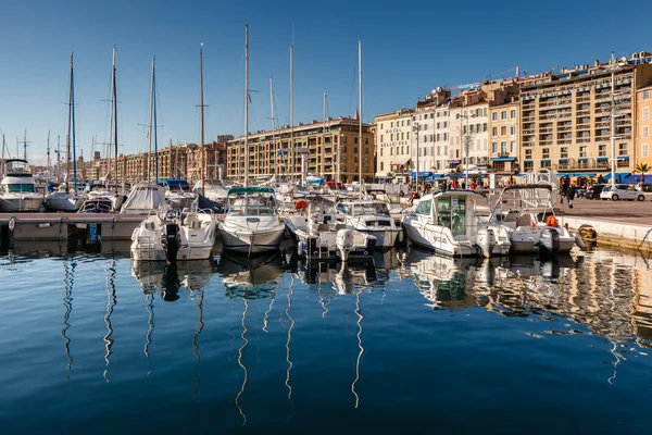 MARSEILLE, FRANCIA - 11 de enero: Barcos el 11 de enero de 2012 en el —  Fotos de Stock