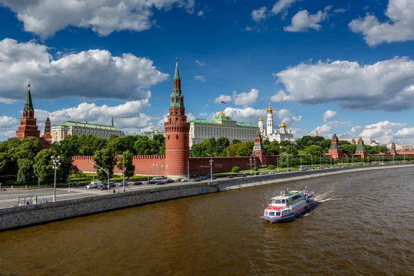 Moscow Kremlin and Moscow River Embankment, Russia — Stock Photo, Image