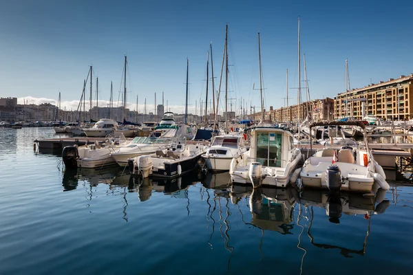 Лодки и яхты в старом порту Марселя, Франция — стоковое фото