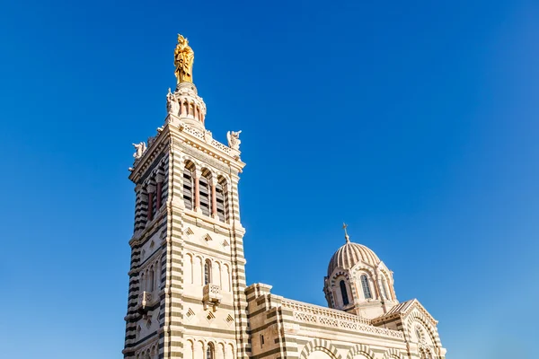 Estatua dorada de la Virgen sosteniendo al pequeño Jesús en la cima —  Fotos de Stock