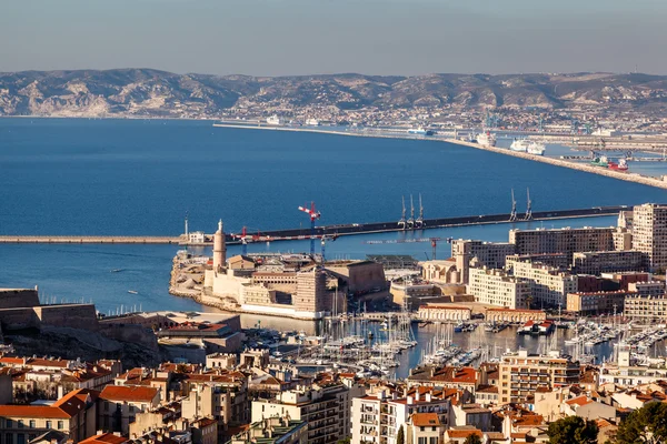 Вид с воздуха на город Марсель и его гавань, Франция — стоковое фото
