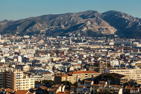 Luftaufnahme der Marseille-Stadt und der Berge im Hintergrund, Franken — Stockfoto