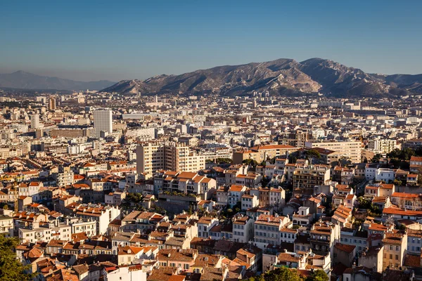 Marsilya şehir ve dağ içinde geçmiş, havadan görünümü Frangı — Stok fotoğraf