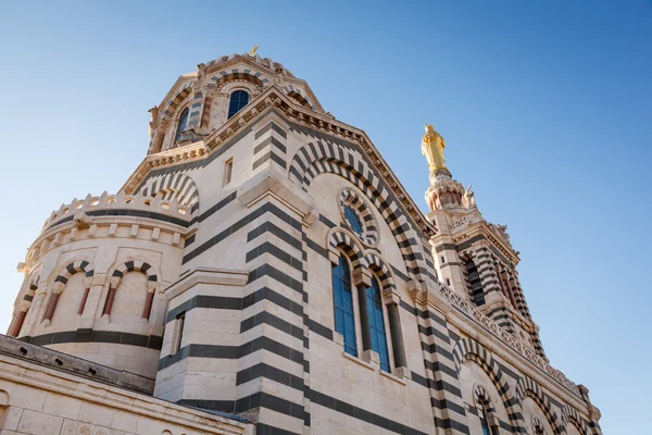 Statua dorata della Madonna con in cima il piccolo Gesù — Foto Stock