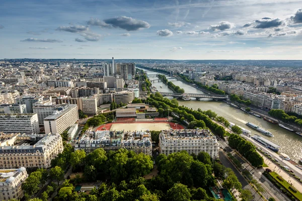 Widok z lotu ptaka na rzece seine i pont de bir-hakeim z IND — Zdjęcie stockowe