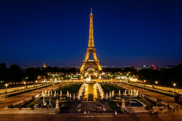 在晚上，巴黎，法郎埃菲尔铁塔和特罗卡德罗 fontains — 图库照片