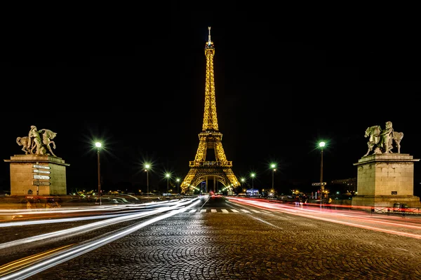 Eiffel wieża i światła drogowe trasy w nocy, Paryż, Frank — Zdjęcie stockowe