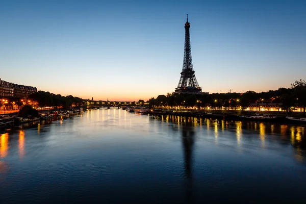 Eiffel-tornet och d'iena bron vid gryningen, paris, Frankrike — Stockfoto