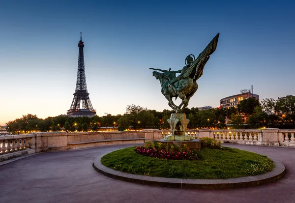法国重生雕像上方位桥和艾菲尔铁塔在 da — 图库照片