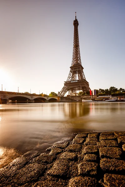 Torre Eiffel y Embankment Cobbled del río Sena al amanecer, P — Foto de Stock