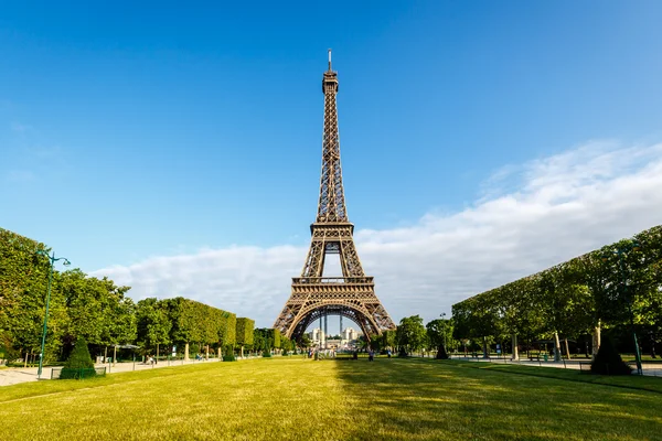 艾菲尔铁塔和 champ de 火星在巴黎，法国 — 图库照片