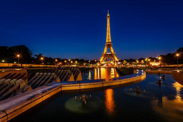 Eiffelova věž a trocadero fontány v večer, Paříž, Frank — Stock fotografie