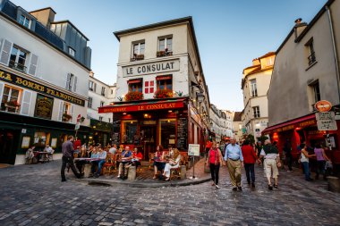 tipik paris kafe le consulat görünümünü Montmartre, Fransa