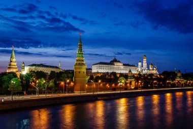 Moskova kremlin ve akşam, russ ışıklı Moskova Nehri