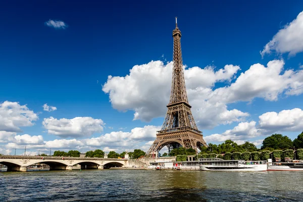 Eiffel-tornet och seine floden med vita moln i bakgrunden, pa — Stockfoto