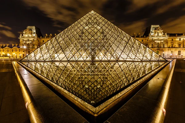 玻璃金字塔在卢浮宫博物馆，巴黎，法国 — 图库照片