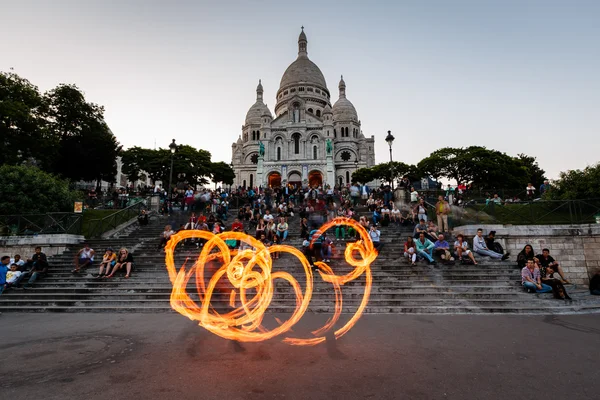 Salon du feu devant la Cathédrale du Sacré-Cœur à Paris, France — Photo