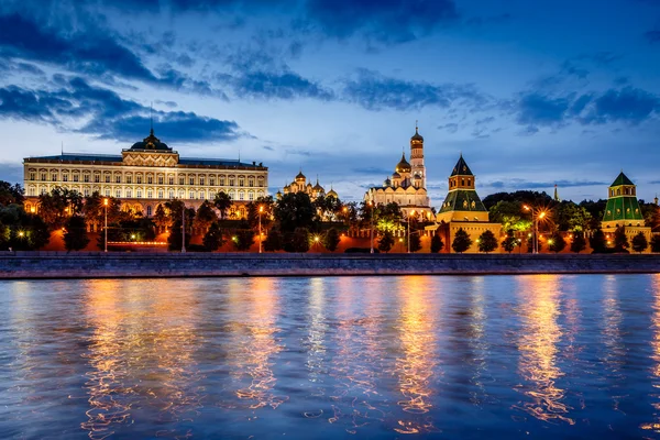 Moscow Kremlin and Moscow River Illuminated in the Evening, Russ — Stock Photo, Image