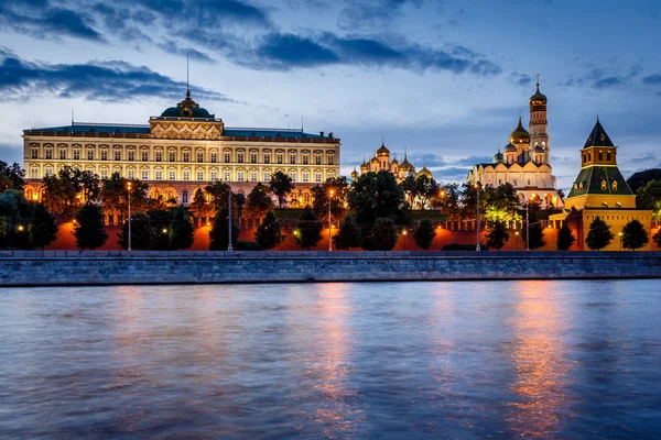 El Kremlin de Moscú y el río Moscú iluminados por la noche, Russ — Foto de Stock