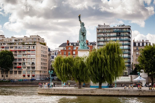 Statua wolności, na wyspę cygnes w Paryż, Francja — Zdjęcie stockowe