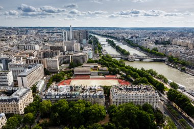river seine ve pont de bir-hakeim eiffe gelen Tarih havadan görünümü