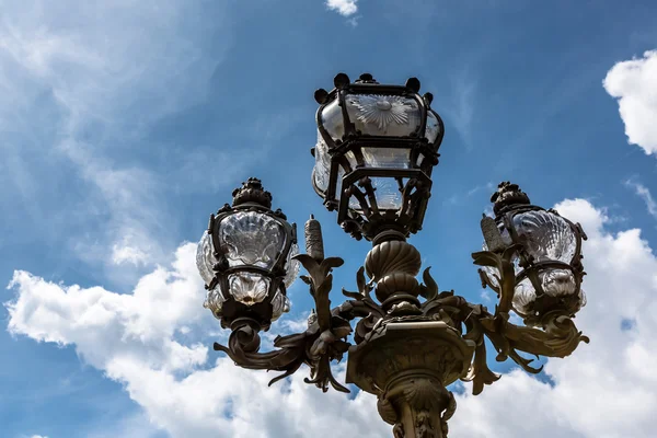 Lanterna di strada sul ponte Alexandre III contro il cielo nuvoloso, P — Foto Stock