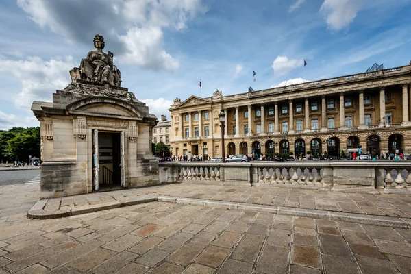 Place de la concorde op bewolkte dag in Parijs, Frankrijk — Stockfoto