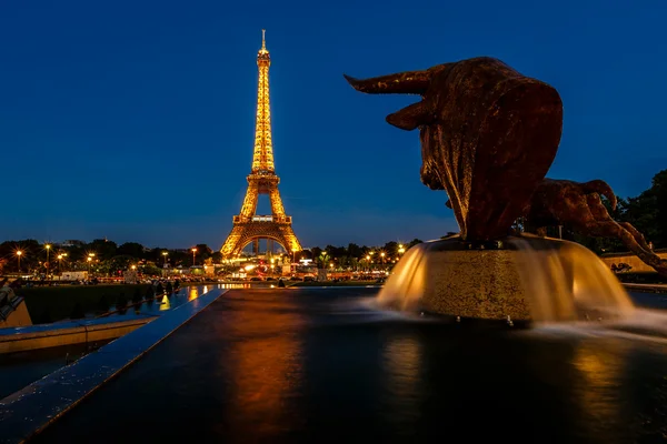 Eiffel-tornet och trocadero fontäner på kvällen, paris, fran — Stockfoto