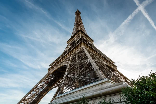 从地面、 巴黎、 法国的埃菲尔铁塔的宽视图 — 图库照片
