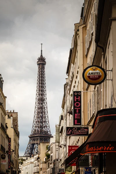 Паризьких вуличних проти Ейфелеву вежу в Парижі — стокове фото