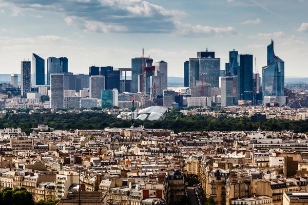Взгляд с воздуха на La Defense и ее скискрейсеров в Париже, Франция — стоковое фото