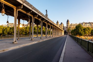 Bir-Hakeim Bridge in the Morning, Paris, France