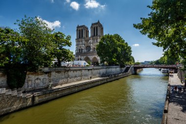 Seine Nehri ve notre dame de paris Katedrali, paris, Fransa