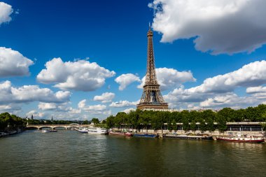 Eyfel Kulesi ve seine Nehri ile beyaz arka plan, pa bulutlar.