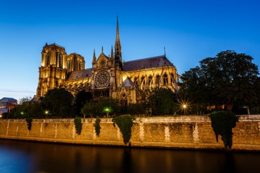 Notre dame de paris Katedrali ve seine Nehri akşamları, pa