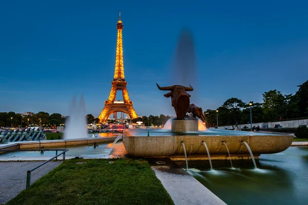 Eiffelova věž a trocadero kašny večer, Paříž, fran — Stock fotografie