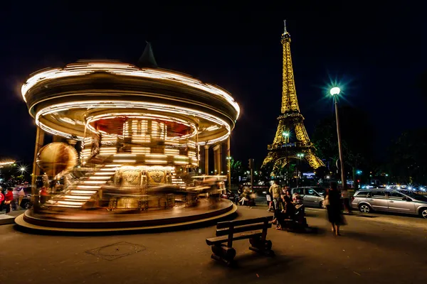 Moving Illuminated Vintage Carousel and Eiffel Tower, Paris, Fra — Stock Photo, Image