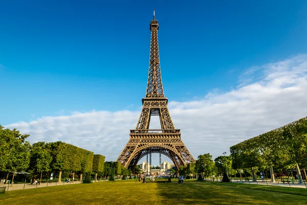 艾菲尔铁塔和 champ de 火星在巴黎，法国 — 图库照片
