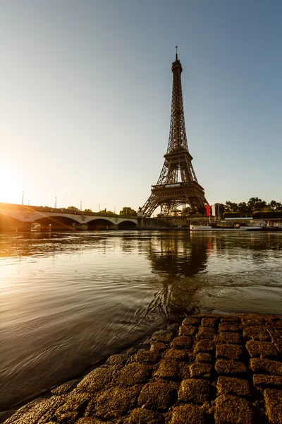 Torre Eiffel y Embankment Cobbled del río Sena al amanecer, P — Foto de Stock