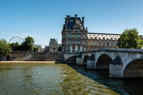 Louvre Sarayı ve pont royal paris, Fransa — Stok fotoğraf
