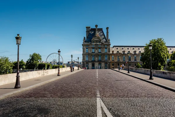 Pohled na louvre palác a pont royal v Paříži, Francie — Stock fotografie