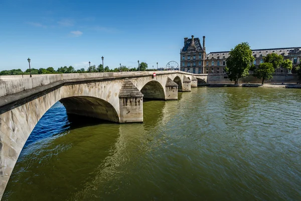 Widok na renesansowy pałac i pont royal w Paryż, Francja — Zdjęcie stockowe
