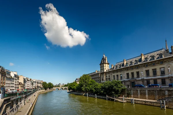 Rzeki Sekwany i orfevres nasyp w Paryż, Francja — Zdjęcie stockowe