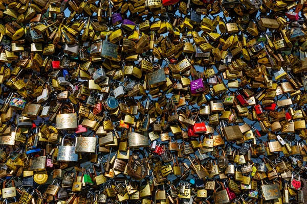 Candados de amor en Pont des Arts en París, Francia — Foto de Stock