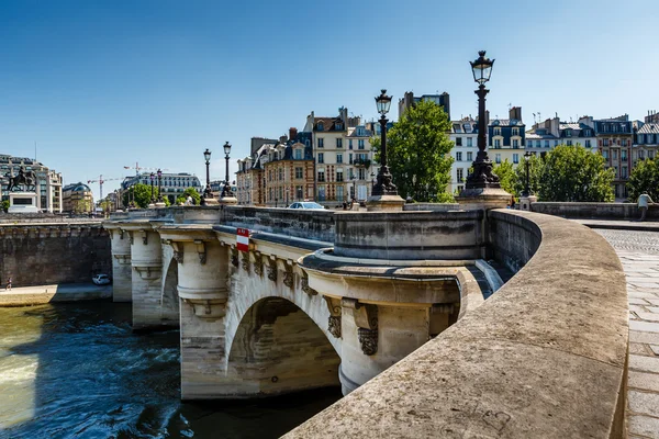 ポン ヌフ橋とフランスのパリの島を引用 — ストック写真