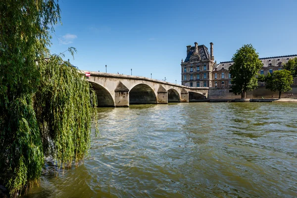 Weergave van het louvre paleis en pont royal in Parijs, Frankrijk — Stockfoto