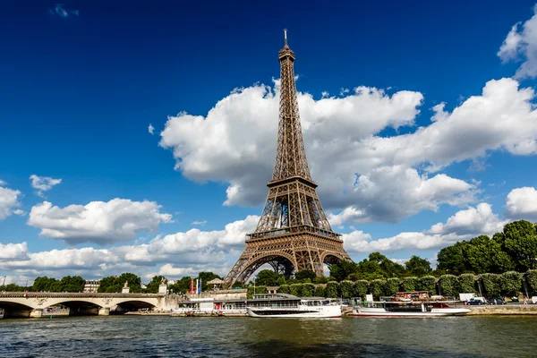 Eiffel-tornet och seine floden med vita moln i bakgrunden, pa — Stockfoto