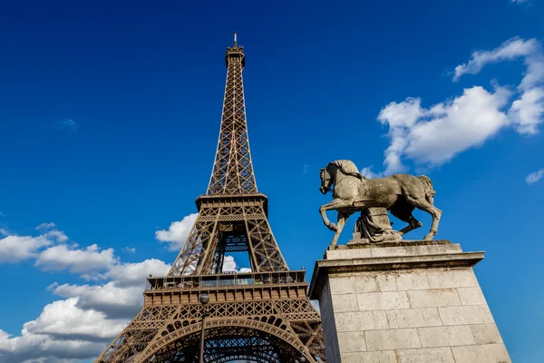 Torre Eiffel y escultura de caballo en primer plano, París, Francia — Foto de Stock