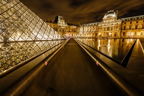 Pirámide de vidrio frente al Museo del Louvre, París, Francia —  Fotos de Stock